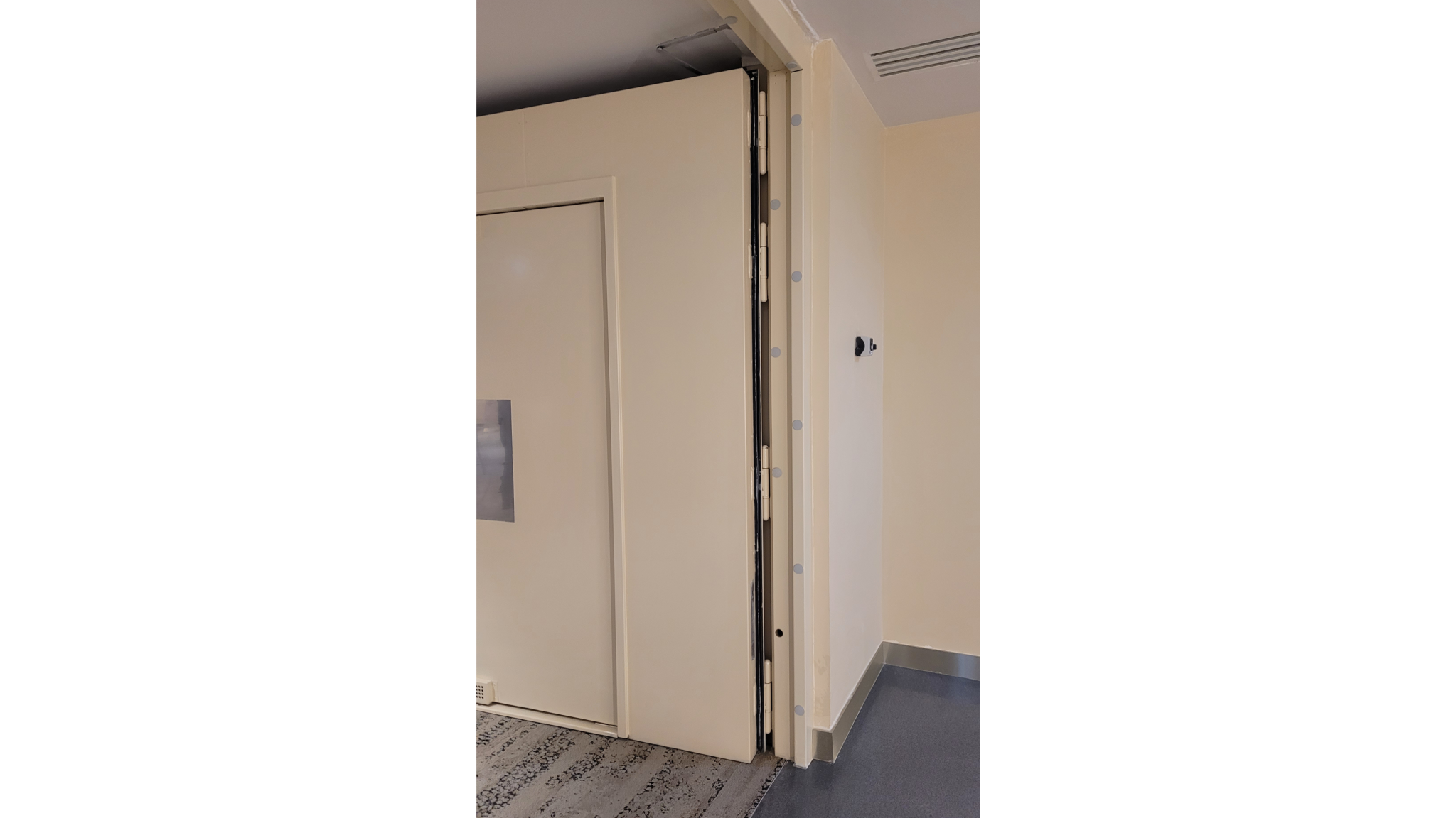 Contact de la porte battante grande dimensions maintenue ouverte Hotel Pullman